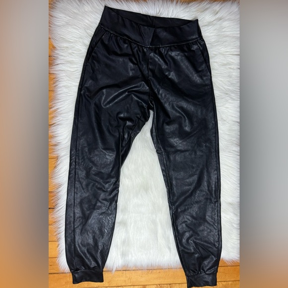 Commando faux leather relaxed fit joggers in black - Picture 3 of 7